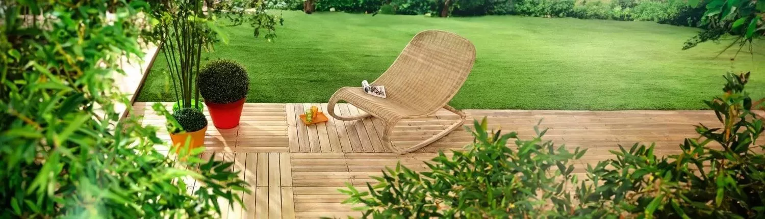 terrasse en bois de robinier dans un jardin vert