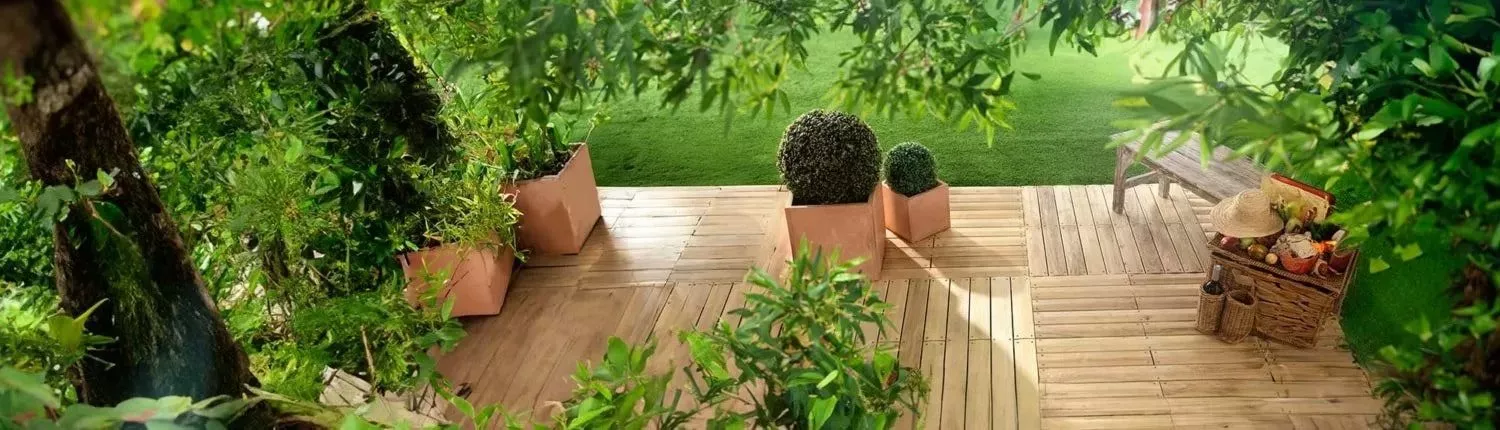 jardin avec une terrasse en lames de robinier