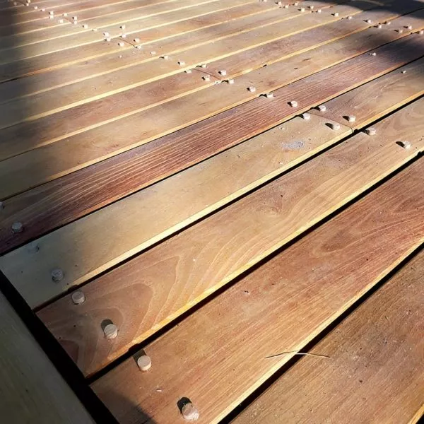 lames de terrasse bois en robinier fixées avec des chevilles bois