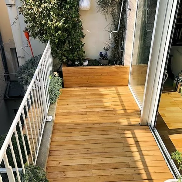 terrasse bois sur un balcon