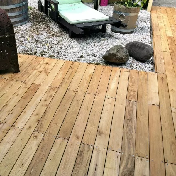 lame de terrasse bois dans un jardin japonisant