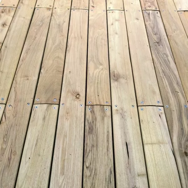 lames de terrasse en bois de robinier fixée avec des vis