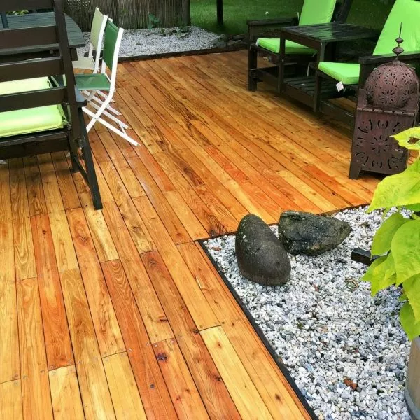 terrasse bois avec finition haut de gamme avec des meubles de jardin