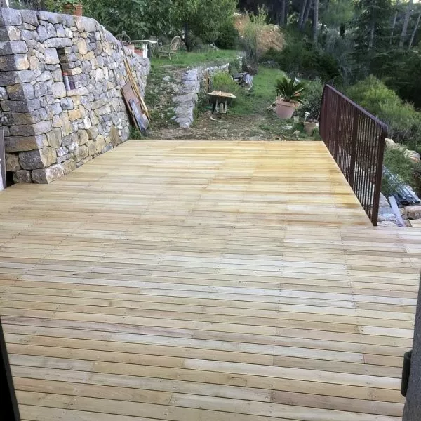 terrasse bois en robinier sur une restanque dans un jardin en pente