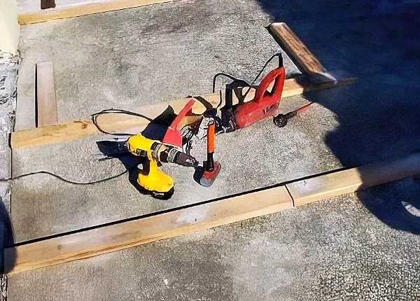 Pose des lambourdes pour créer la base de la terrasse bois