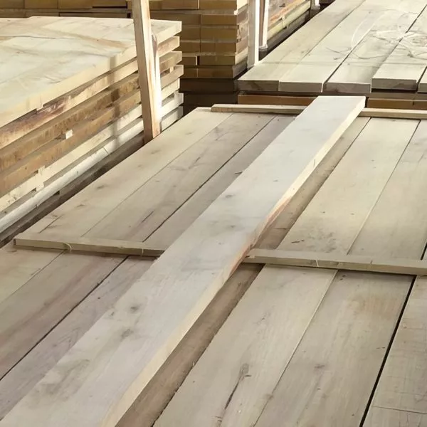 planches de bois en robinier brut avivées