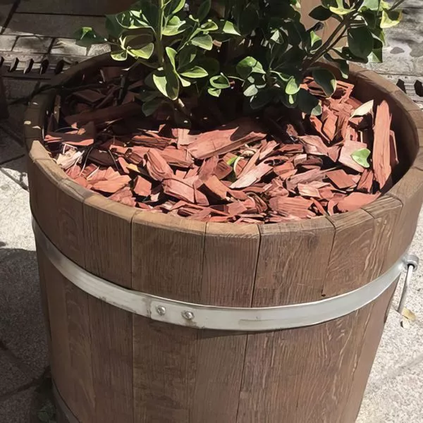 bacs à fleurs en bois de robinier brut avec des écorces