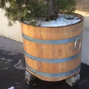 bacs à fleurs en bois rond imitant une barrique de vin