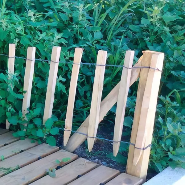 ganivelles en bois de robinier utilisées pur créer une clôture courte au bord d'une terrasse