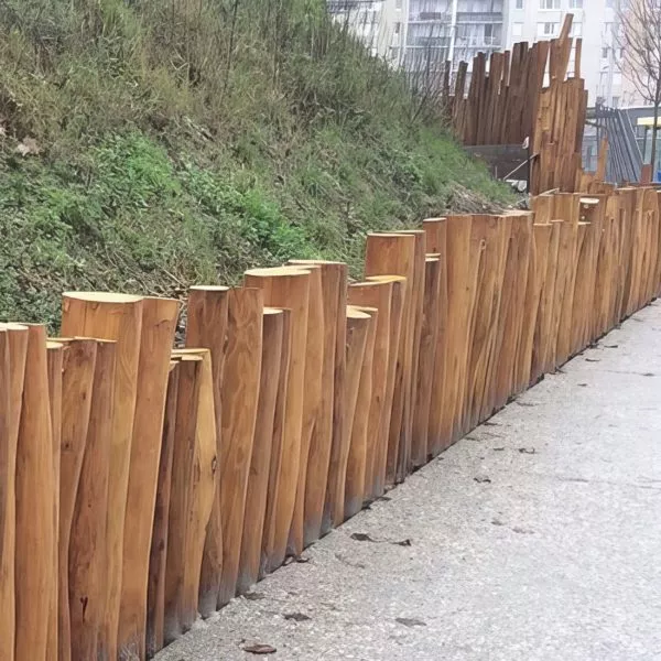 poteaux en bois de robinier utilisés pour créer une clôture