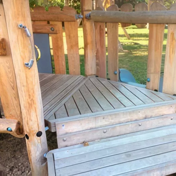 jeux d'enfants en bois avec des éléments en robinier