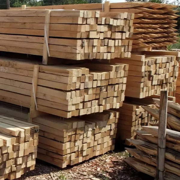 piquets carrés en bois de robinier stockés