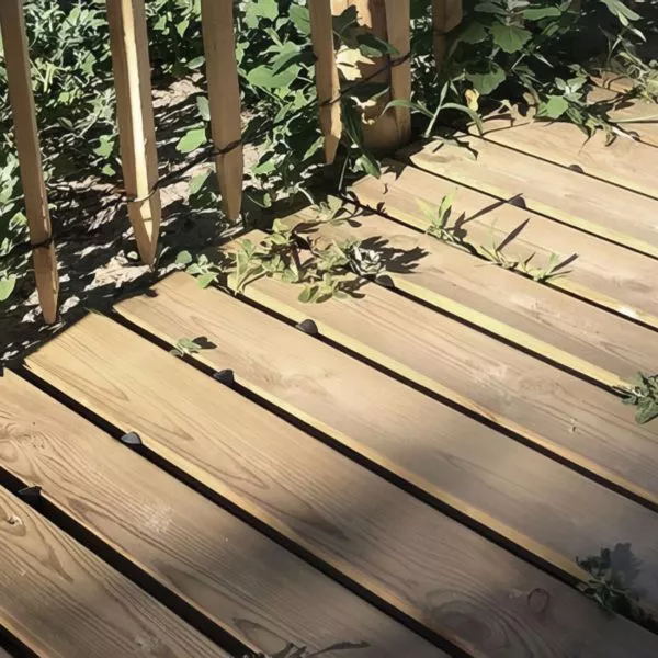 chemin de bois en robinier massif posés dans un jardin