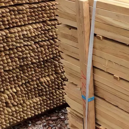 Tuteurs bois en robinier stockés pour jardin potager