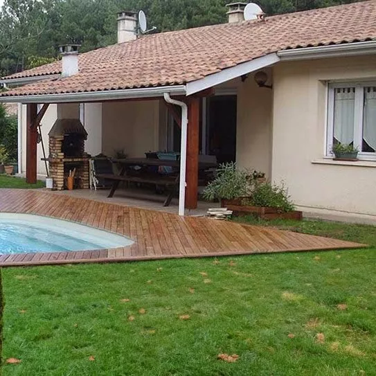 Terrasse bois en robinier entre une maison et une piscine