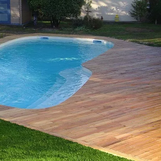 Terrasse bois en robinier haut de gamme au bord d'une piscine